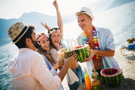 De Zomervreugde: Een Verfilmde Ode aan Lentelust en Romantische Intriges!